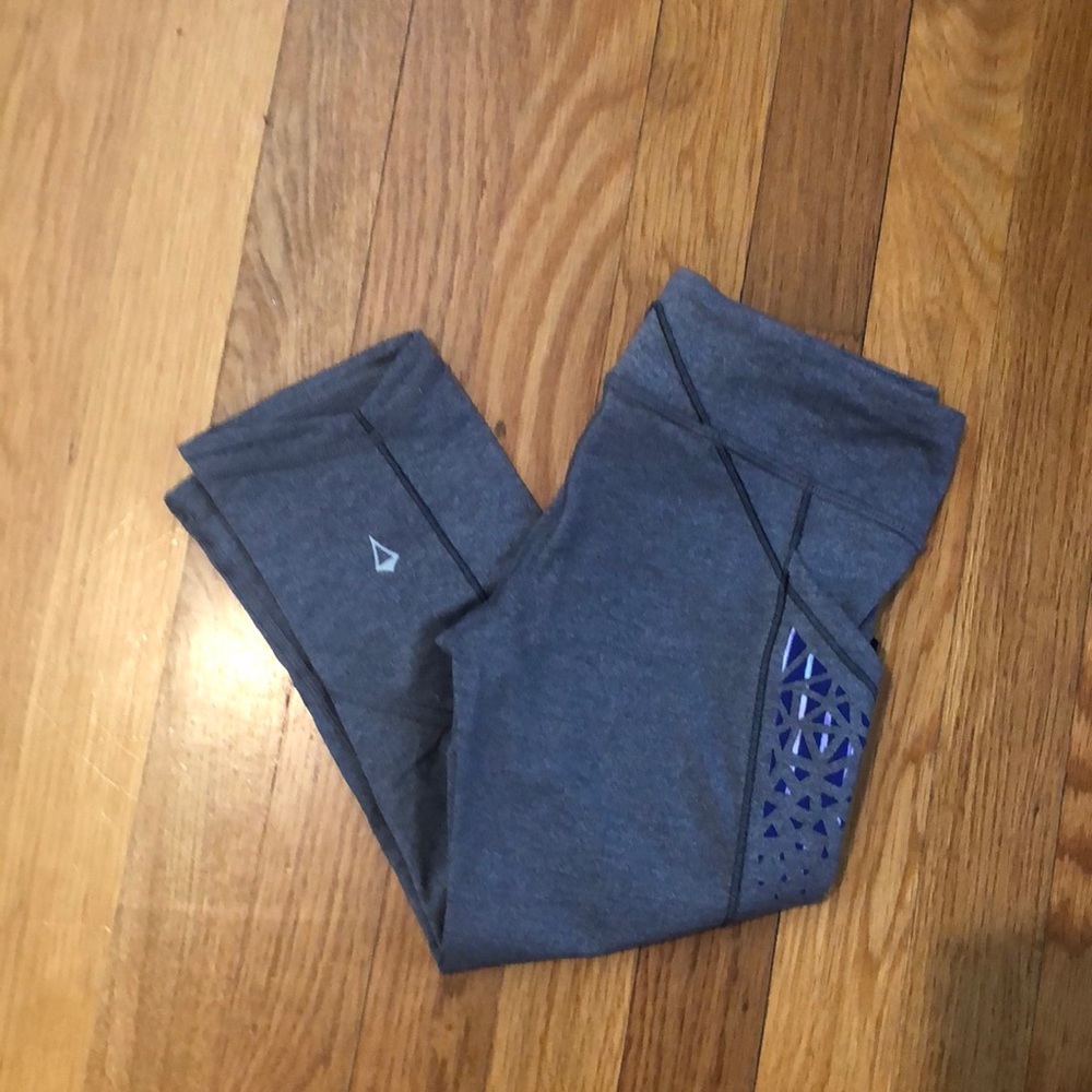 Girls IVIVVA Capri leggings.